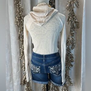 Love Indigo Women’s Size 6 Blue Denim Shorts Embroidered Pockets cuff Hem casual